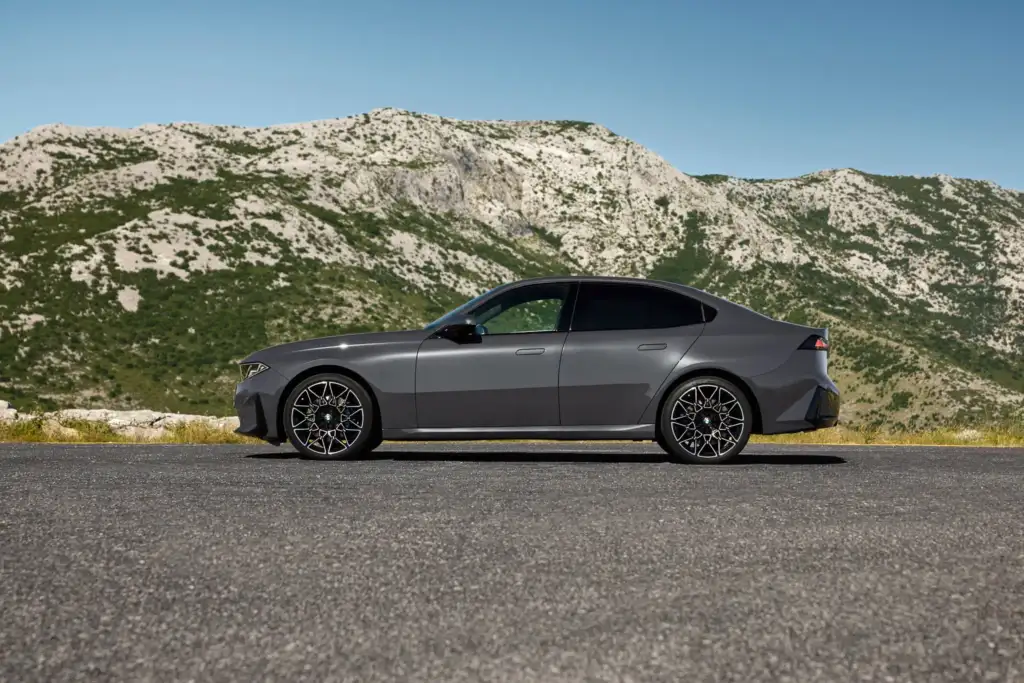 The New BMW 3 Series Is Here, and the M350 xDrive Still Has Six Cylinders