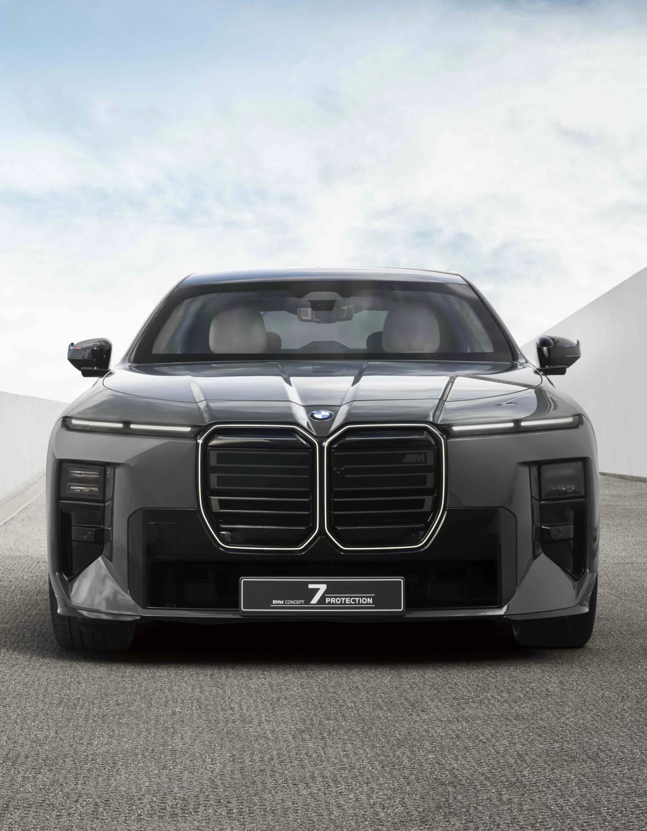 BMW Concept 7 Protection: 612 PS and Luxury With Hidden Armor