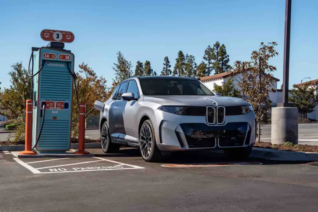 BMW iX5 60 xDrive Charges at 460 kW, Adding 217 Miles in 10 Minutes
