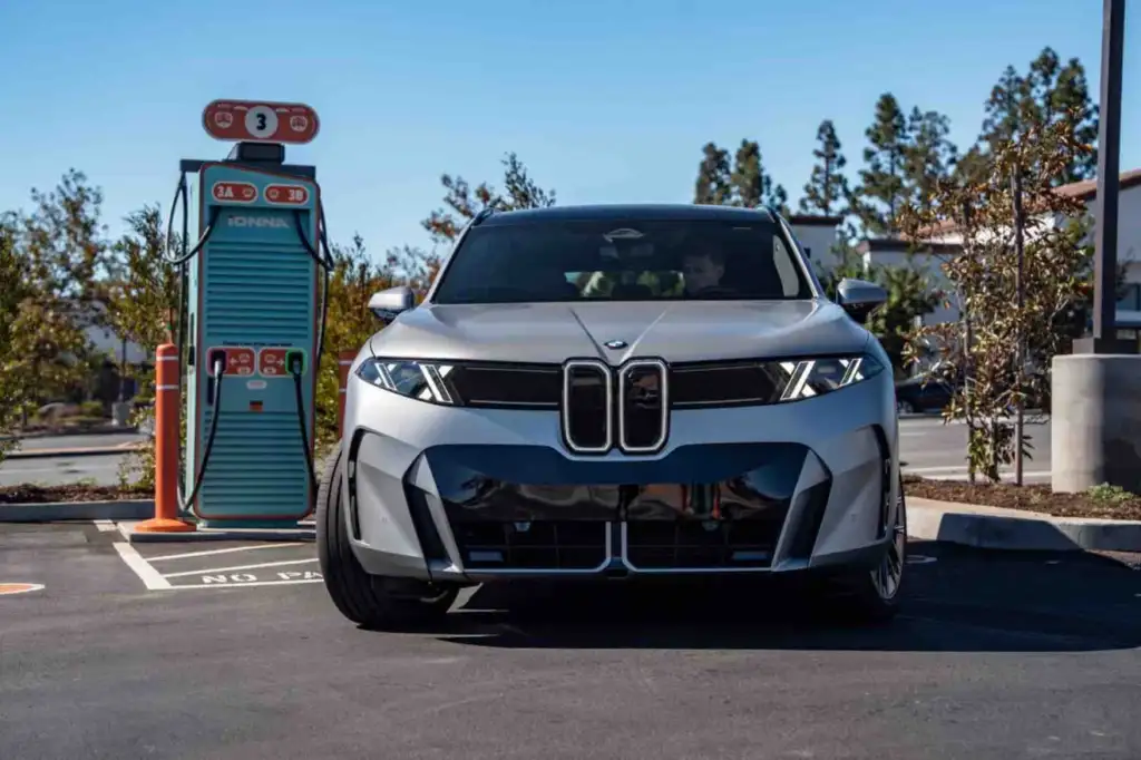 BMW iX5 60 xDrive Charges at 460 kW, Adding 217 Miles in 10 Minutes