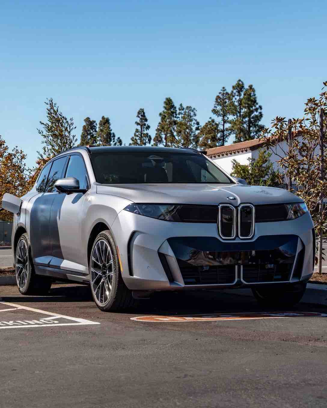 BMW iX5 60 xDrive Charges at 460 kW, Adding 217 Miles in 10 Minutes