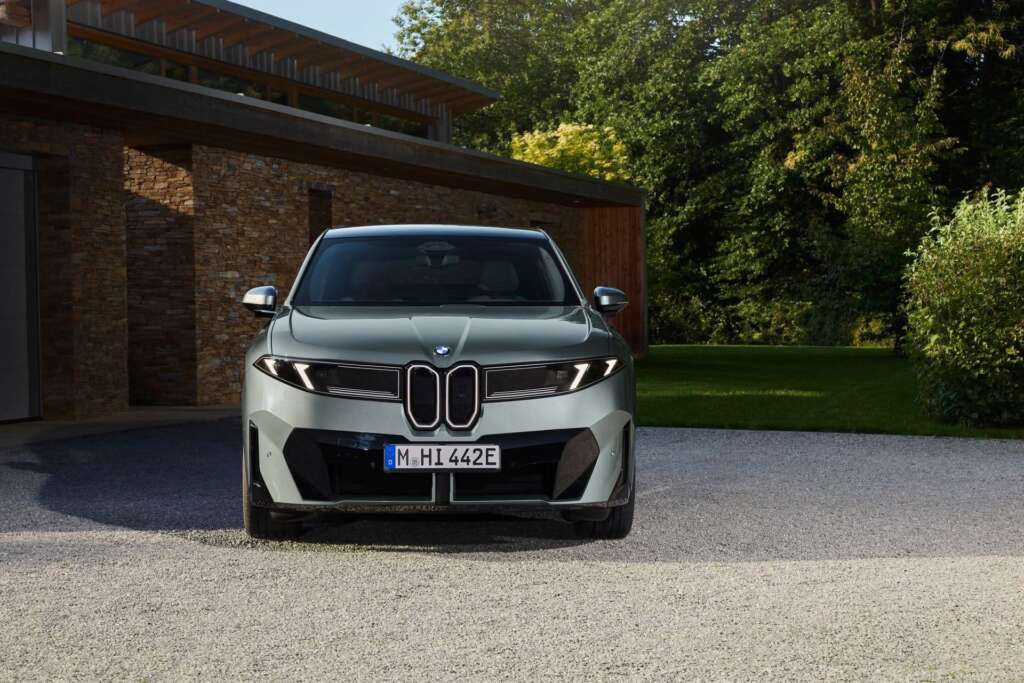 New BMW iX4 Revealed: Up to 828 km Range and 612 HP