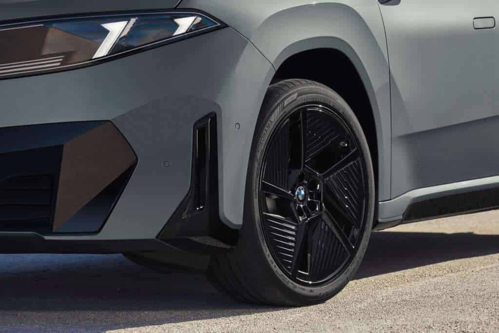 New BMW iX4 Revealed: Up to 828 km Range and 612 HP