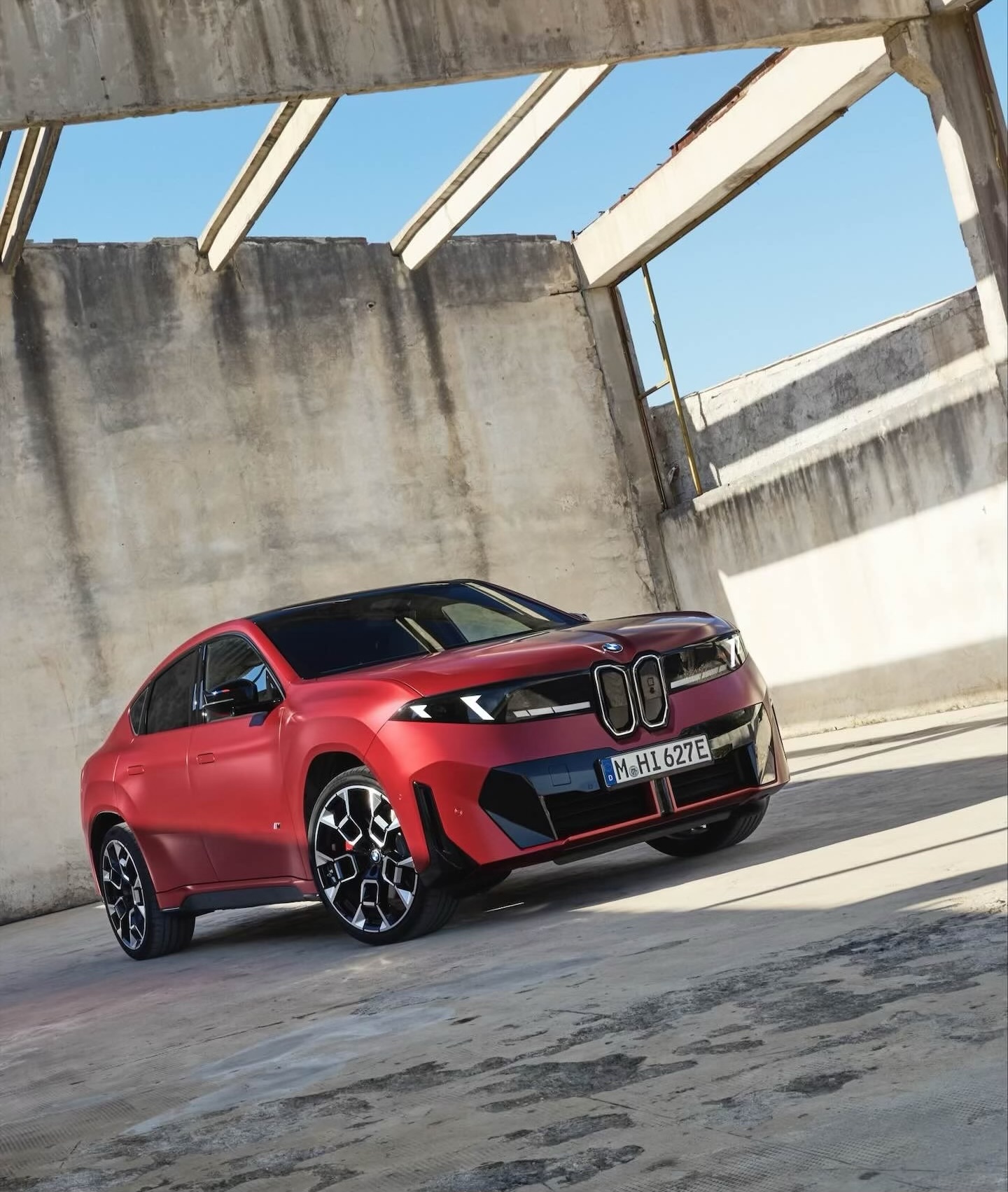 New BMW iX4 Revealed: Up to 828 km Range and 612 HP